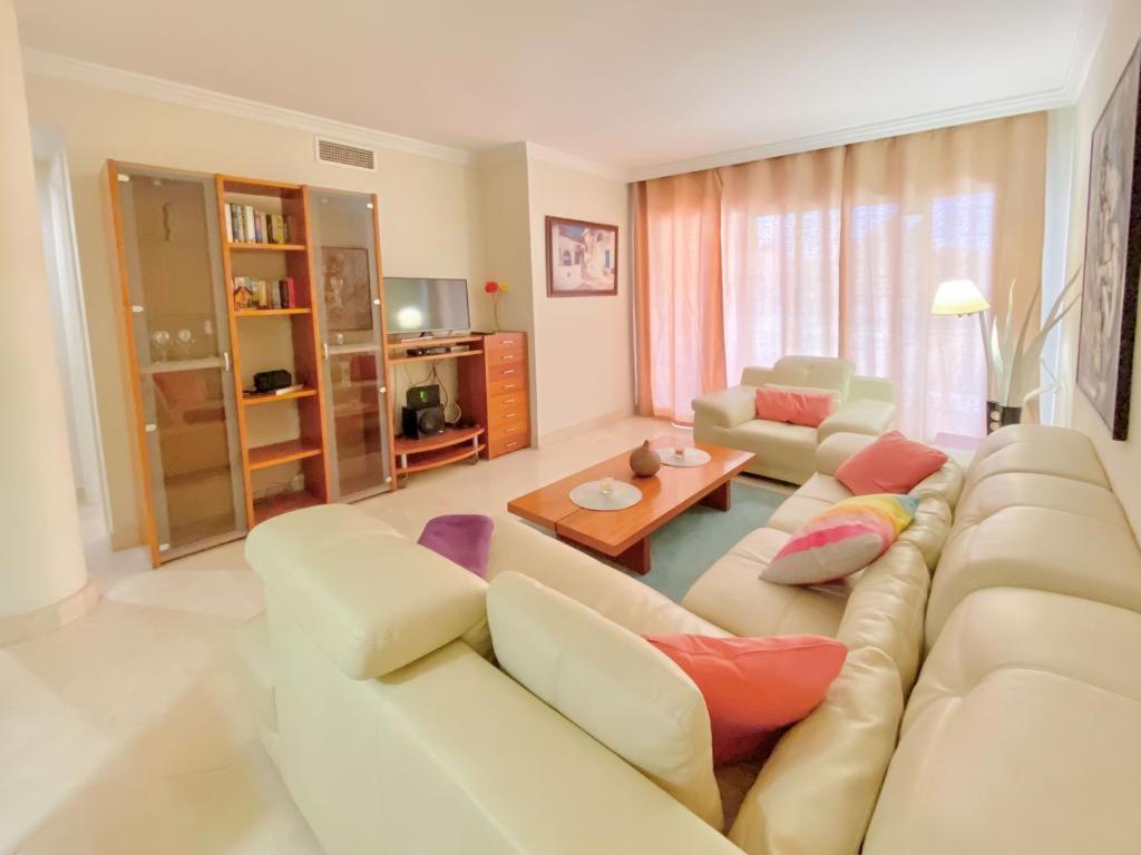 Apartamento En Los Patios De Santa Maria Golf Marbella Luaran gambar