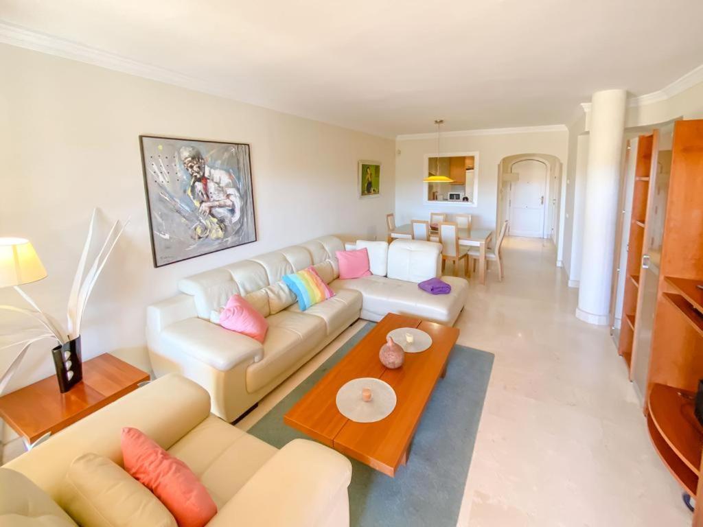 Apartamento En Los Patios De Santa Maria Golf Marbella Luaran gambar