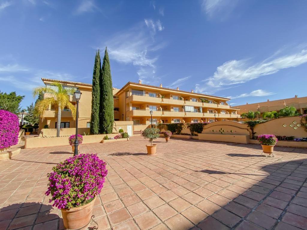 Apartamento En Los Patios De Santa Maria Golf Marbella Luaran gambar