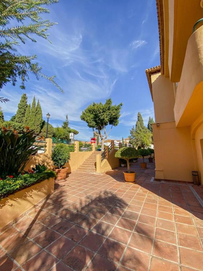 Apartamento En Los Patios De Santa Maria Golf Marbella Luaran gambar