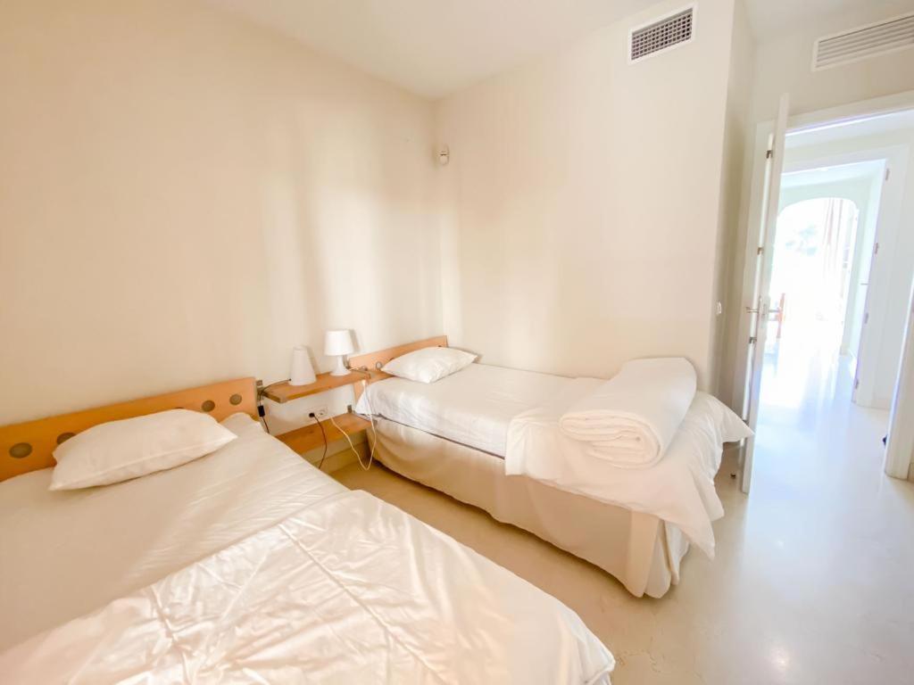 Apartamento En Los Patios De Santa Maria Golf Marbella Luaran gambar