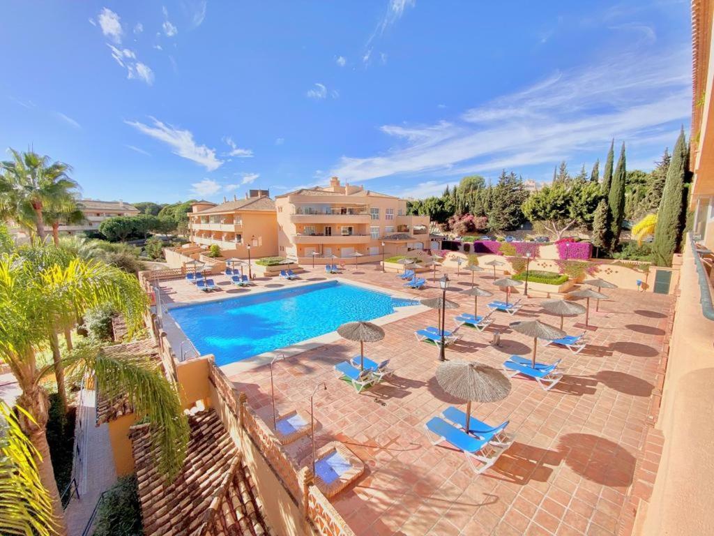 Apartamento En Los Patios De Santa Maria Golf Marbella Luaran gambar