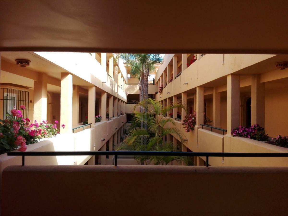 Apartamento En Los Patios De Santa Maria Golf Marbella Luaran gambar