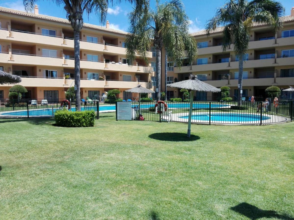 Apartamento En Los Patios De Santa Maria Golf Marbella Luaran gambar