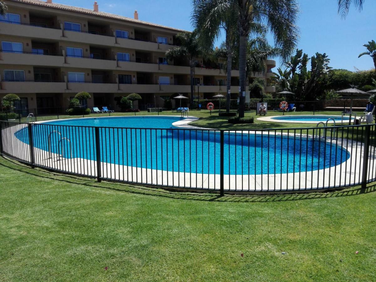 Apartamento En Los Patios De Santa Maria Golf Marbella Luaran gambar
